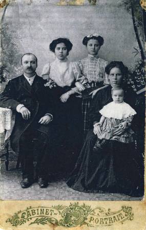 Nowicki Family ca 1907