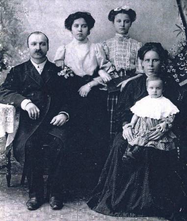 Nowicki Family ca 1907